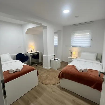 Quiet Courtyard - Easy Parking & Quick Bus To Center Apartment *