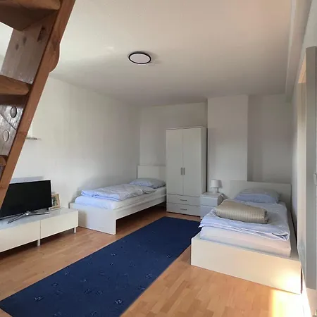 Quiet Courtyard - Easy Parking & Quick Bus To Center *