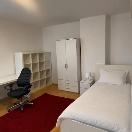 Apartment Quiet Courtyard - Easy Parking & Quick Bus To Center *